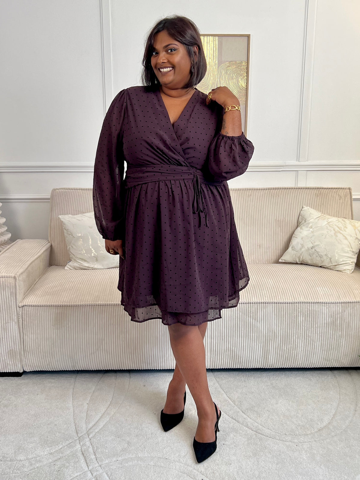 Douce et pétillante, cette robe marron à pois séduit par son allure rétro et féminine. Légère et élégante, elle offre une touche de charme intemporel à ton look du quotidien.