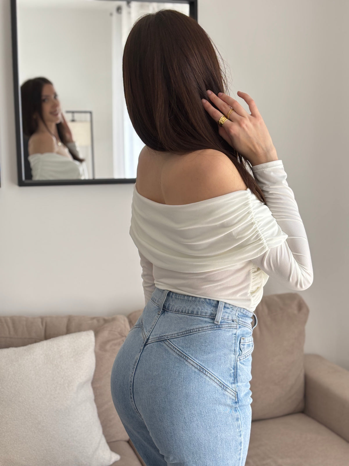 Ce body écru à manches longues est le parfait allié pour vos tenues élégantes. Avec son design unique croisé sur le devant et son accroche crochet, il vous apportera confort et style.