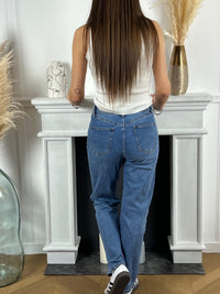 Obtenez un look élégant et moderne avec notre jean bleu coupe droite Telio. Taille haute et coupe Highwaist Ankle Straight offrant un confort et une silhouette flatteuse. Fermeture à zip avec un bouton pour un ajustement parfait. Avec 2 poches à l'avant et 2 poches à l'arrière, ce jean bleu est à la fois pratique et tendance.