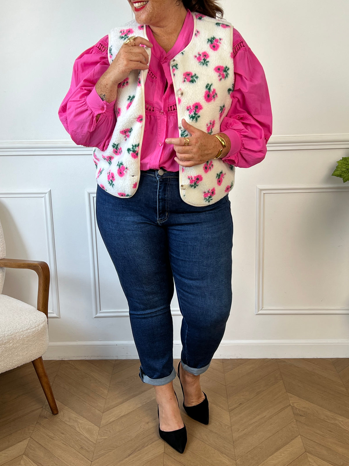 La veste Keia sans manches en grande taille offre une moumoute douce à motifs floraux en écru, rose et vert. Son col rond et ses boutons sur toute la longueur combinent confort et praticité.