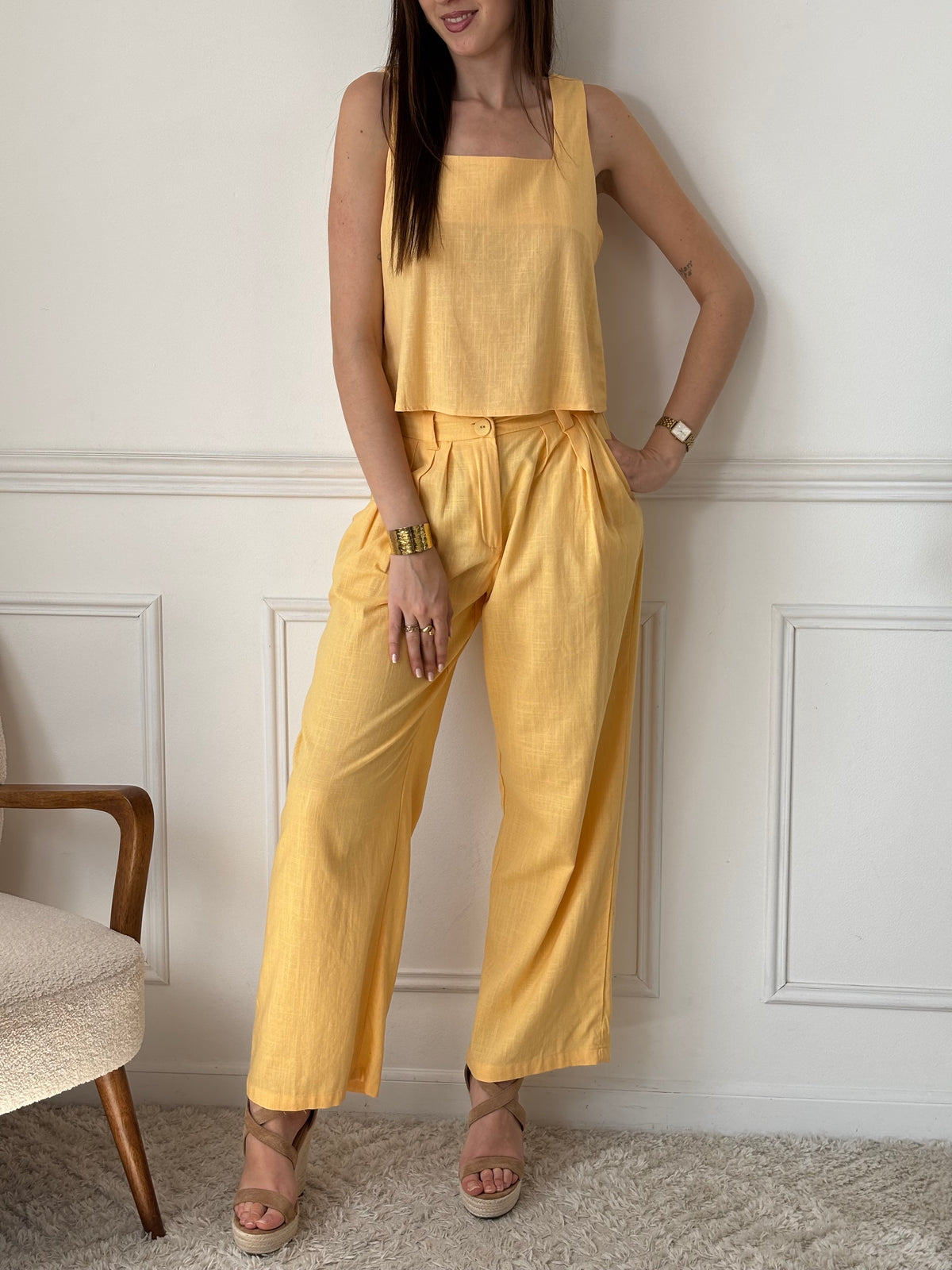 Découvrez le pantalon jaune Giani, alliant élégance et confort. Sa coupe droite et fluide offre une silhouette harmonieuse, tandis que l’élastique au dos garantit un ajustement parfait toute la journée.&nbsp;