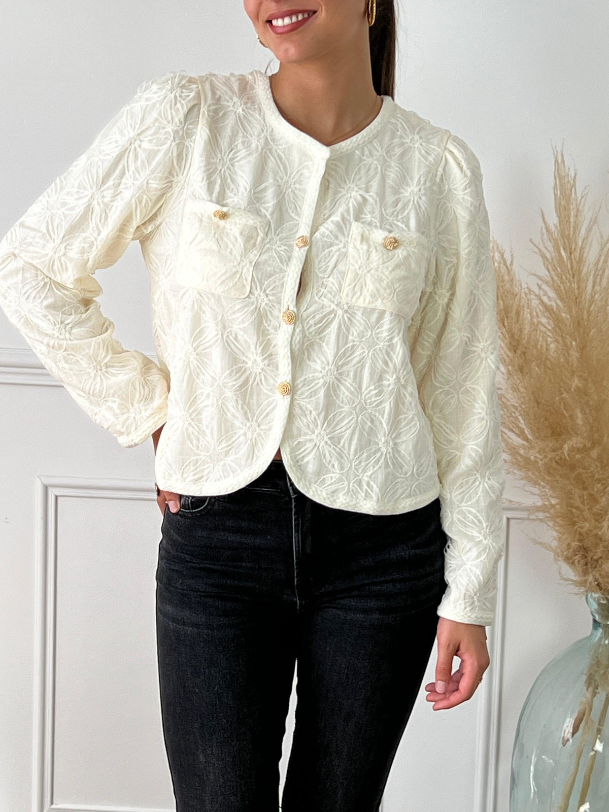 Chemise beige avec boutons dorés femme Chemise courte Col rond Manches longues Boutonnée sur le devant Détail tressé aux manches et le long des boutons Détails en relief fils noirs 2 poches sur la poitrine Doublée Couleur : beige Composition : 100% Polyester, Doublure : 100% Polyester Made in P.R.C