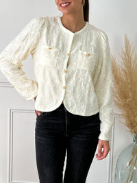 Chemise beige avec boutons dorés femme Chemise courte Col rond Manches longues Boutonnée sur le devant Détail tressé aux manches et le long des boutons Détails en relief fils noirs 2 poches sur la poitrine Doublée Couleur : beige Composition : 100% Polyester, Doublure : 100% Polyester Made in P.R.C