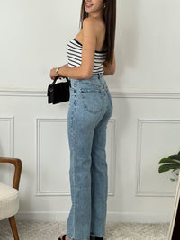 Découvrez le confort et l'élégance avec notre jean bleu pour femmes. Avec sa taille haute et sa coupe droite, il mettra en valeur votre silhouette. Pratique avec ses 2 poches latérales et 2 poches à l'arrière, il est aussi doté de passants pour ceinture. Son ourlet effiloché apporte une touche tendance.