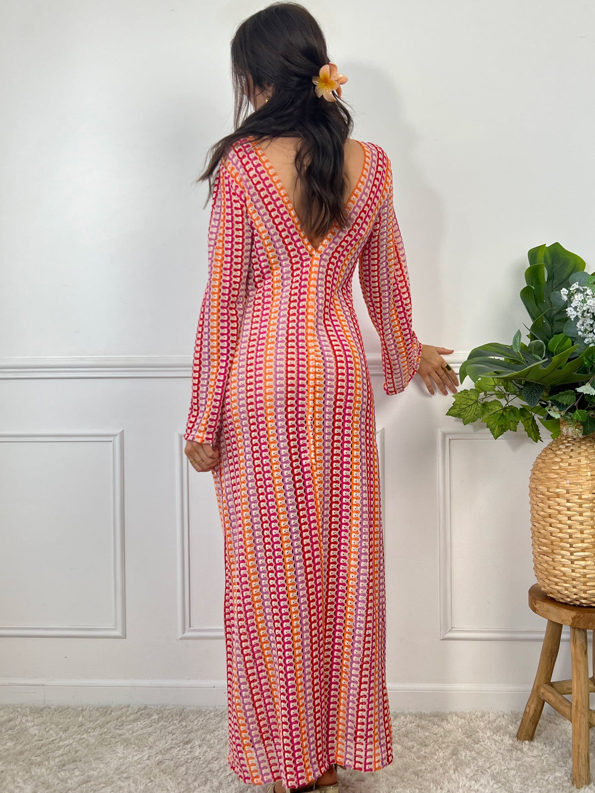 Cette robe ajourée aux nuances de rose et de orange est l’essence même de la légèreté estivale. Son tissu délicatement travaillé laisse respirer la peau, offrant une sensation de fraîcheur idéale pour les journées ensoleillées. À la fois élégante et décontractée, elle sublime la silhouette tout en apportant une touche bohème et raffinée.