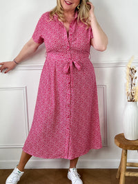 Une robe longue rose évoque la douceur et la féminité. Sa silhouette fluide et élégante enveloppe gracieusement le corps, mettant en valeur chaque mouvement avec une touche de romantisme. Que ce soit pour une soirée spéciale ou une journée ensoleillée, cette robe apporte une note de charme et de délicatesse à votre style, captivant les regards par sa couleur douce et sa coupe flatteuse.