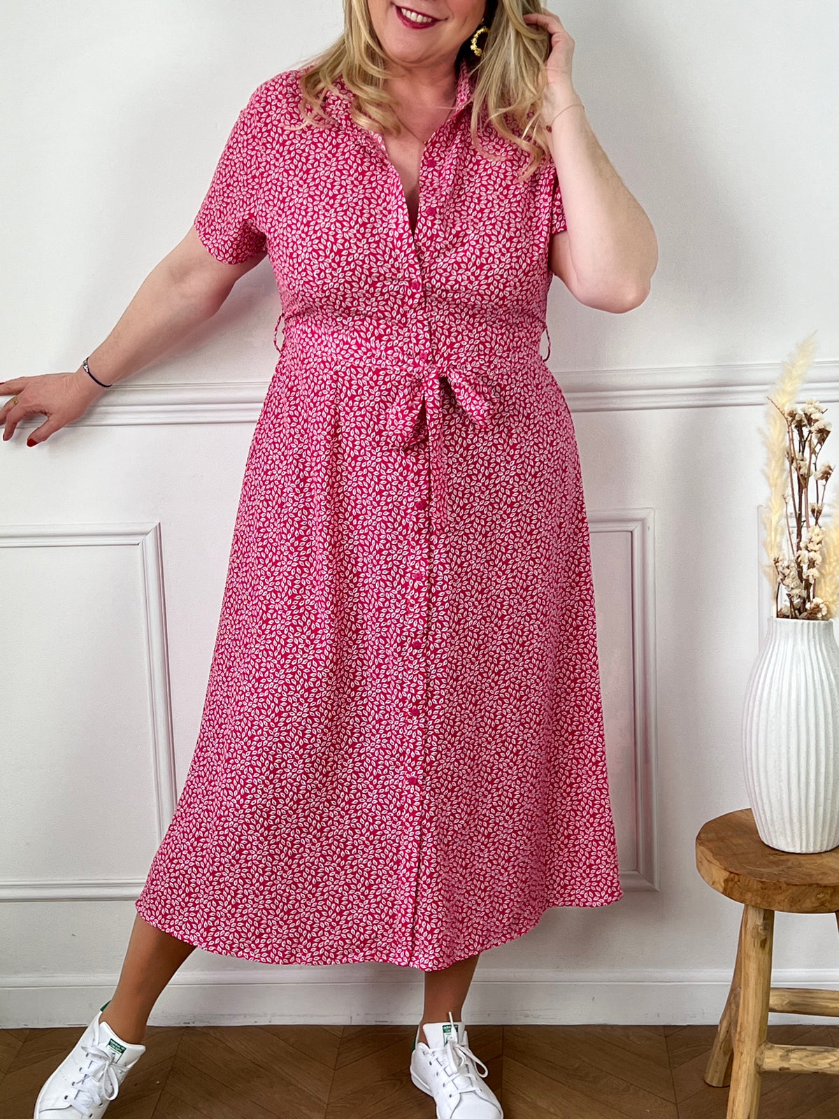 Une robe longue rose évoque la douceur et la féminité. Sa silhouette fluide et élégante enveloppe gracieusement le corps, mettant en valeur chaque mouvement avec une touche de romantisme. Que ce soit pour une soirée spéciale ou une journée ensoleillée, cette robe apporte une note de charme et de délicatesse à votre style, captivant les regards par sa couleur douce et sa coupe flatteuse.