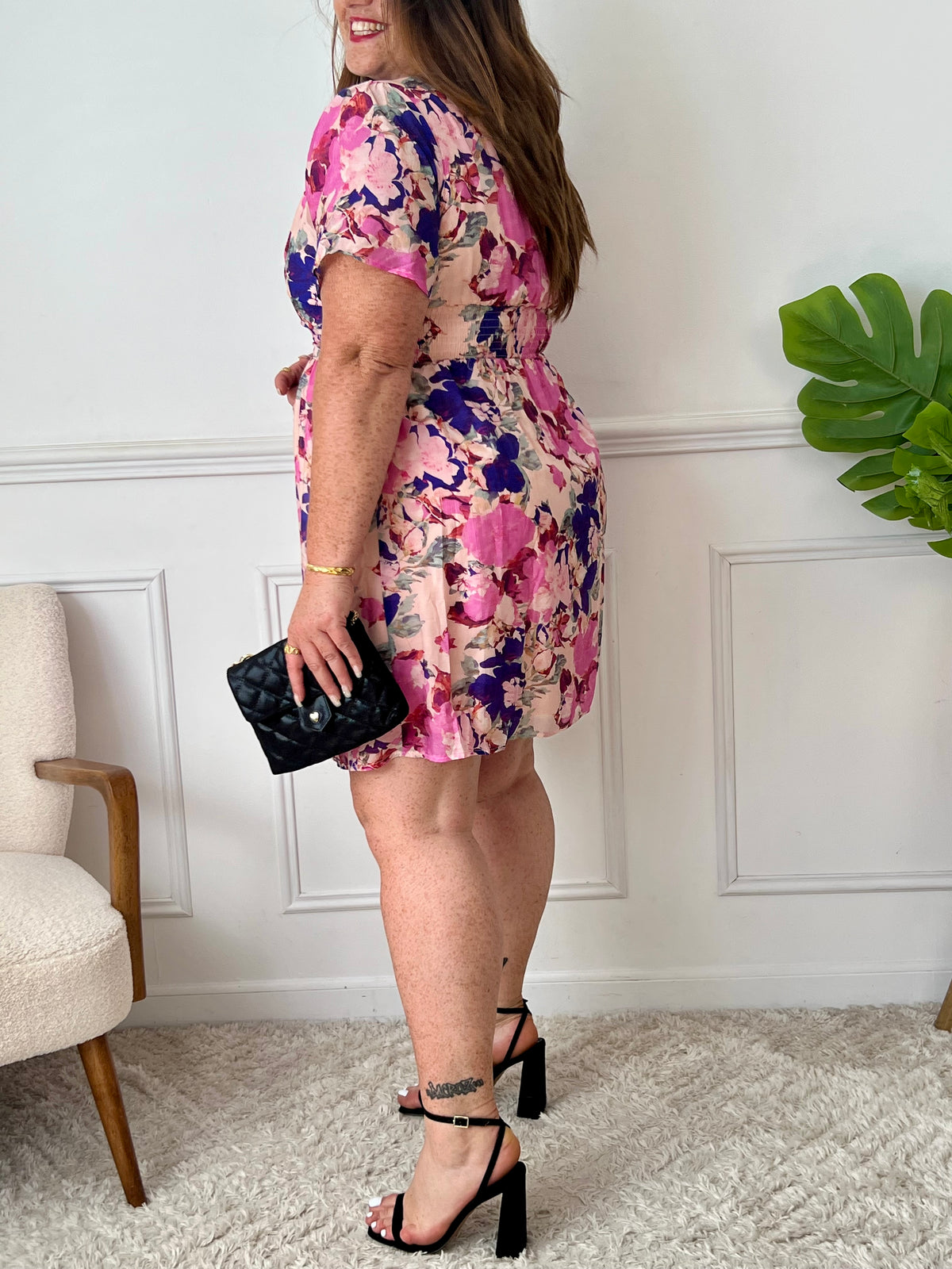 Féminine et pleine de peps, cette robe courte violette à motifs est cintrée à la taille pour sublimer la silhouette. Sa coupe élégante et son imprimé vibrant en font une pièce idéale pour apporter couleur et fraîcheur à votre look.