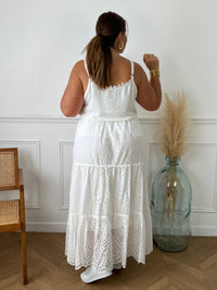 Laissez-vous séduire par notre jupe longue écrue en broderie, une pièce incontournable pour une allure élégante et raffinée. Confectionnée en 100% coton, cette jupe est non seulement douce et confortable, mais aussi légère et agréable à porter. La broderie délicate ajoute une touche de charme et de féminité, tandis que la doublure assure une opacité parfaite. Grâce à son élastique à la taille, cette jupe s'adapte parfaitement à votre silhouette pour un confort optimal tout au long de la journée.