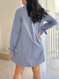 Cette robe chemise à carreaux bleue est un must-have pour une tenue à la fois décontractée et élégante. Les manches longues et le lien de serrage aux manches ajoutent une touche de sophistication, tandis que le col chemise et les boutons sur la longueur apportent une touche de style. Parfaite pour toutes les occasions, cette robe vous accompagnera avec confort et style.