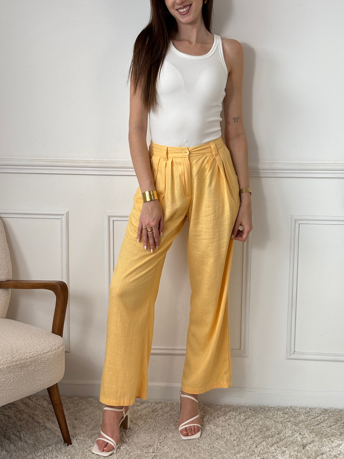 Découvrez le pantalon jaune Giani, alliant élégance et confort. Sa coupe droite et fluide offre une silhouette harmonieuse, tandis que l’élastique au dos garantit un ajustement parfait toute la journée.&nbsp;