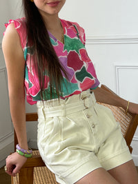 Découvrez ce superbe short en jean beige, alliant style et praticité. Sa fermeture à boutons ajoute une touche vintage, tandis que la ceinture à boucles accentue élégamment votre taille. Idéal pour les journées ensoleillées, ce short est parfait pour un look décontracté mais soigné. Associez-le à vos tops préférés pour une allure estivale et tendance.