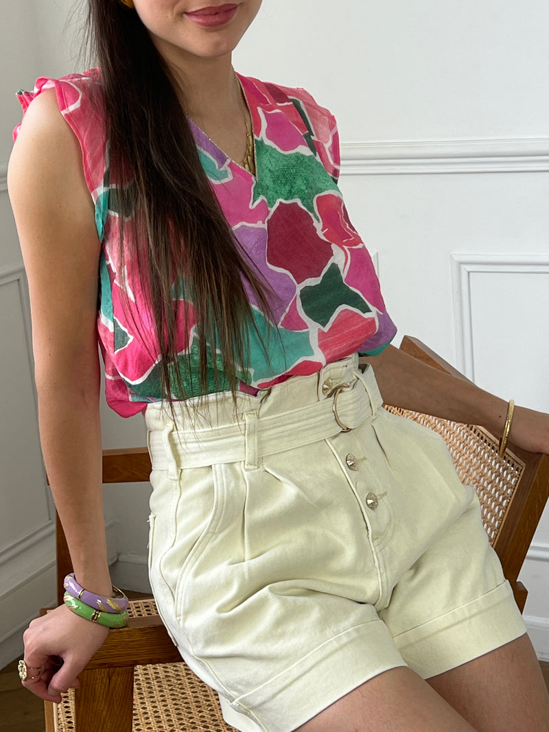 Découvrez ce superbe short en jean beige, alliant style et praticité. Sa fermeture à boutons ajoute une touche vintage, tandis que la ceinture à boucles accentue élégamment votre taille. Idéal pour les journées ensoleillées, ce short est parfait pour un look décontracté mais soigné. Associez-le à vos tops préférés pour une allure estivale et tendance.