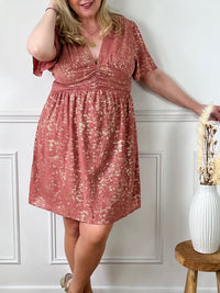 Incroyablement élégante et confortable, la robe courte rose Kayla ajoutera une touche de sophistication à votre garde-robe. Avec son col en V flatteur et ses détails dorés brillants, cette robe est parfaite pour les grandes tailles. Disponible en bleu clair et en rose.