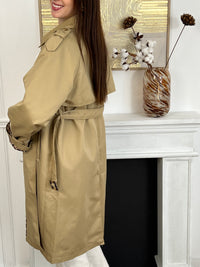 Ajoutez une touche de féminité et de style à votre garde-robe avec notre trench Marlyne en camel. Doté d'une ceinture amovible à la taille et aux manches pour une silhouette flatteuse. Parfait pour toutes les occasions, ce trench est fendu à l'arrière pour un look à la fois chic et pratique.