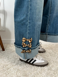 Transformez votre style avec notre jean palazzo stretch Zelie ! Ses 2 poches avant et arrière pratiques, ainsi que son passant pour ceinture, vous offrent un confort pratique. Et n'oublions pas le noeud léopard sur le bas des jambes qui lui donne une touche de folie. Une pièce amusante pour une mode sans prise de tête.