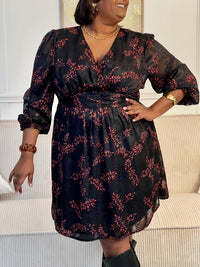 Féminine et séduisante, cette robe courte noire et rouge au col cache-cœur sublime la silhouette avec élégance. Sa coupe fluide et son contraste de couleurs en font une pièce à la fois chic et intemporelle.