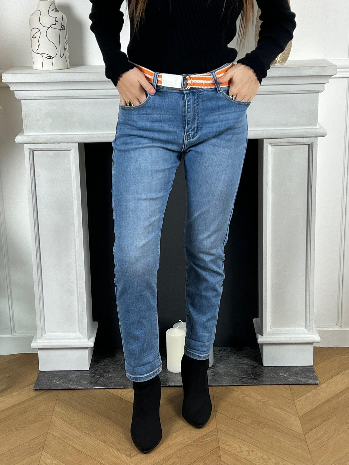 Optez pour le style confortable et tendance avec notre jean bleu Ava ! Sa ceinture orange amovible apporte une touche de couleur éclatante. Avec son élasticité, ce pantalon vous assure un confort optimal tout au long de la journée. Affirmez votre look avec notre jean bleu Ava !