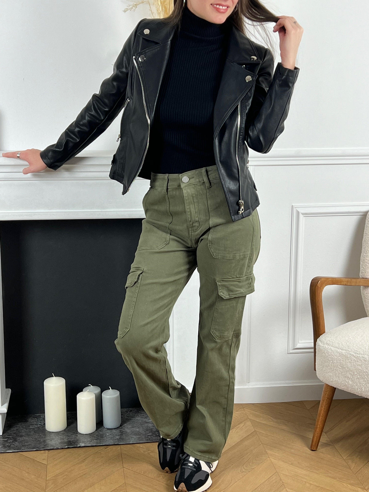 Élégant et fonctionnel, le pantalon cargo kaki offre le mariage parfait entre style urbain et praticité. Ses poches spacieuses ajoutent une touche utilitaire tout en préservant un look moderne. Affirmez votre style avec ce pantalon polyvalent, idéal pour une journée active en ville.