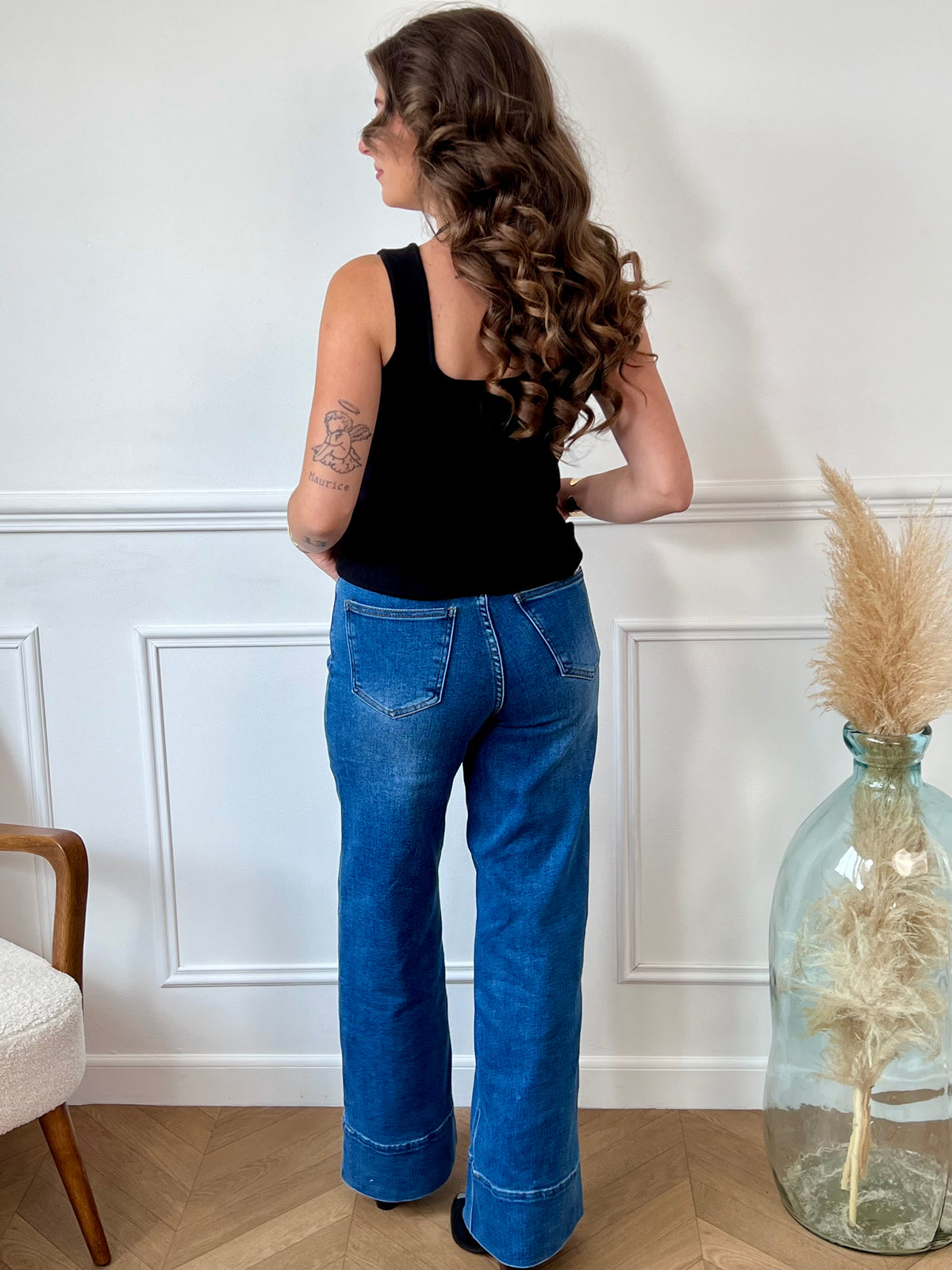 Découvrez le jean super wide leg Elvera, conçu pour allier confort et style. Avec ses deux poches à l'avant et à l'arrière, il offre praticité au quotidien. Sa fermeture à boutons et ses passants pour ceinture assurent un ajustement parfait, mettant en valeur votre silhouette tout en vous laissant libre de vos mouvements.
