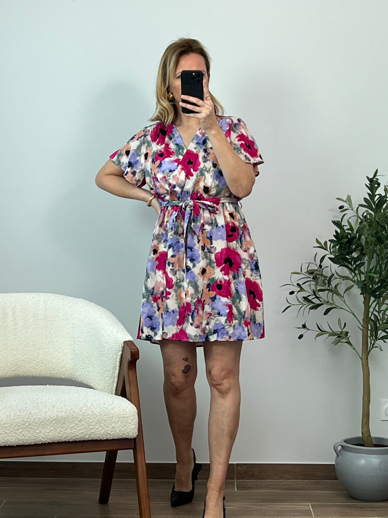 La robe courte colorée à motifs offre une esthétique vibrante et tendance. Les motifs colorés ajoutent une touche visuelle intéressante à la robe, créant un look audacieux et estival. Cette robe allie style et confort dans une coupe courte et moderne.