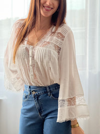 Cette chemise écru séduit par sa délicatesse et son élégance naturelle. Ses détails ajourés, sublimés par une fine broderie, apportent une touche de féminité et de raffinement. Légère et intemporelle, elle se porte aussi bien au quotidien que pour des occasions plus habillées.