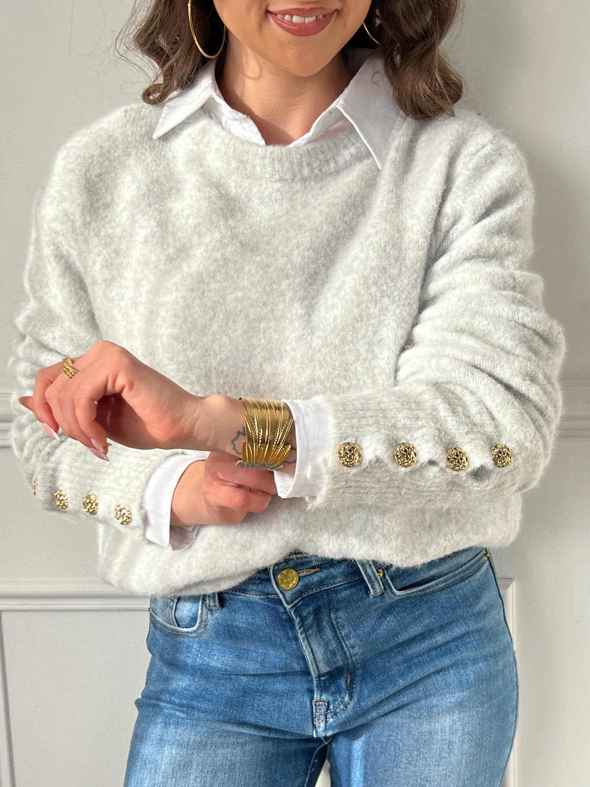 La chemise ÉNOLA est une pièce incontournable pour une tenue décontractée et élégante. Avec son coloris écrue et son col chemise, elle offre un style intemporel et polyvalent. Ses manches longues et ses boutons sur la longueur et aux manches apportent une touche de sophistication supplémentaire. Parfait pour toutes les occasions, cette chemise est un must-have pour être à la fois chic et confortable.