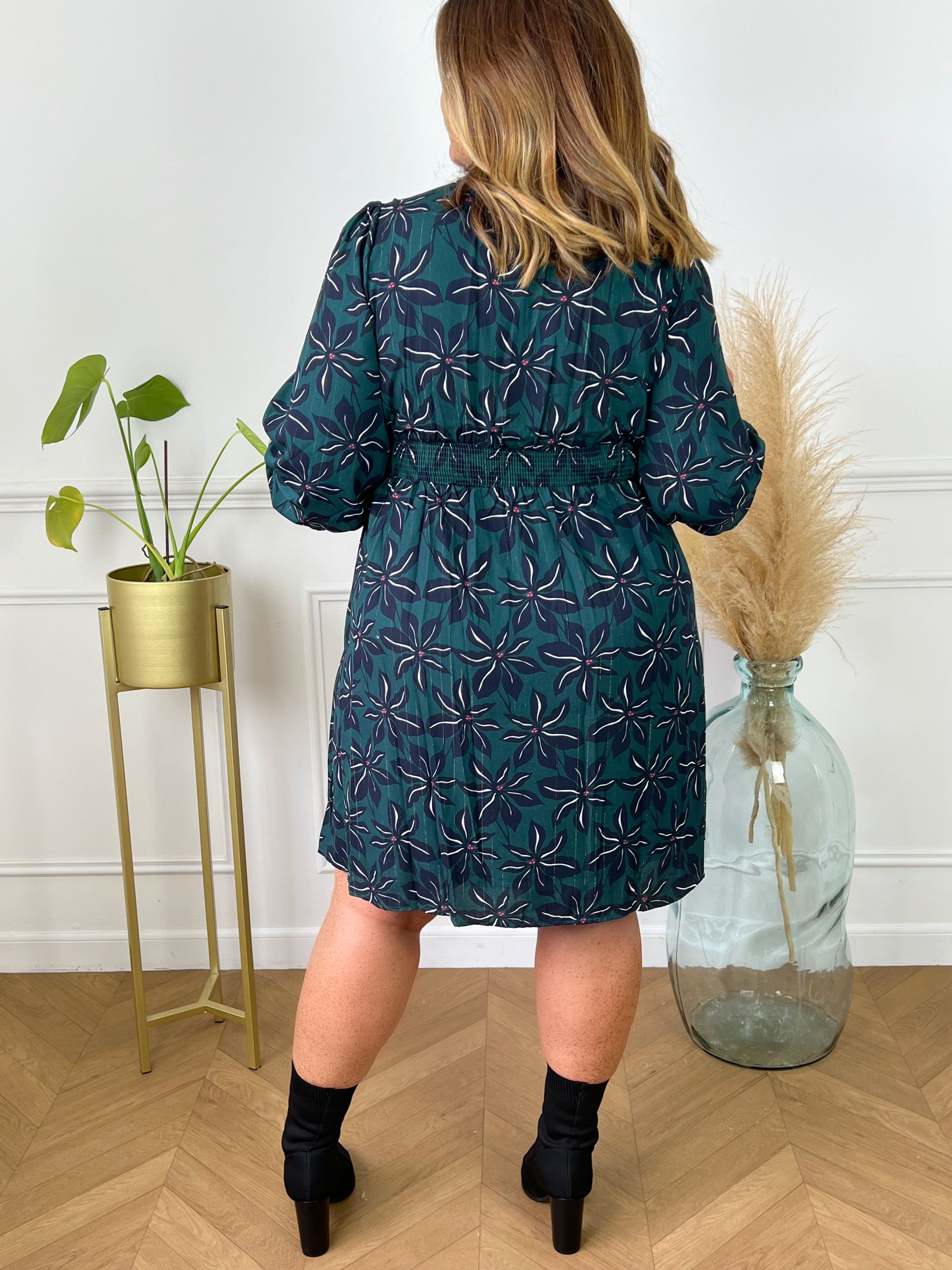 Robe à motif courte grande taille Robe courte à manches longues Col V Elastique à l'arrière au dos et aux poignets Doublée sauf aux manches Fil lurex doré Couleurs : vert, bleu, ecru et rouge Composition : 60% Polyester, 40% Viscose Lavage à la main obligatoire  Made in P.R.C