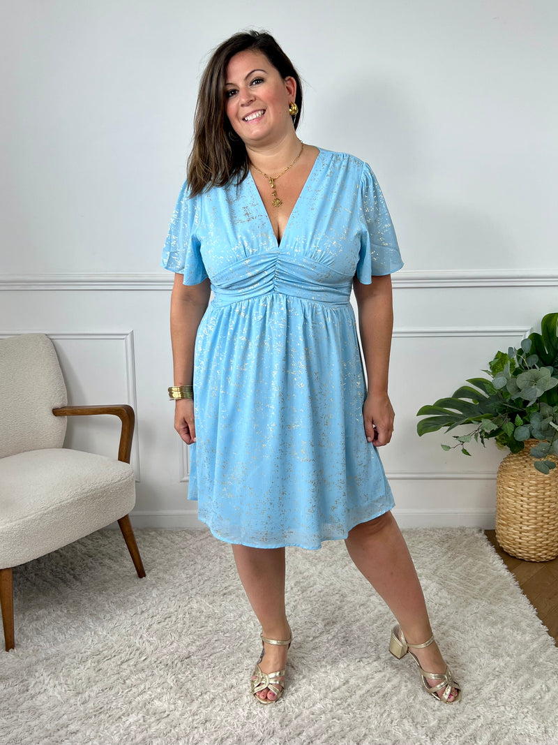 Incroyablement élégante et confortable, la robe courte bleue Kayla ajoutera une touche de sophistication à votre garde-robe. Avec son col en V flatteur et ses détails dorés brillants, cette robe est parfaite pour les grandes tailles. Disponible en bleu clair et en rose.
