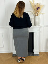 Jupe longue grise femme grande taille Jupe longue moulante  Taille haute Coupe droite Fermeture éclair et bouton Fente sur le devant  Couleurs : grise Composition : 79% Polyester, 17% Viscose, 4%Elasthanne Made in P.R.C