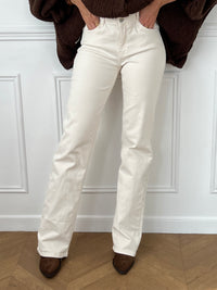Ce jean écru Tall Lina, taille haute et extra long, est conçu pour sublimer votre silhouette. Il offre un confort optimal avec ses deux poches arrière, deux poches latérales et ses passants pour ceinture, parfait pour un style à la fois pratique et élégant.