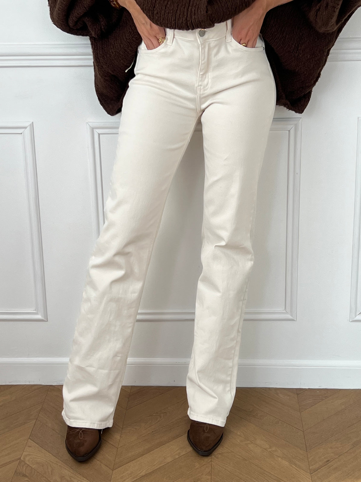 Ce jean écru Tall Lina, taille haute et extra long, est conçu pour sublimer votre silhouette. Il offre un confort optimal avec ses deux poches arrière, deux poches latérales et ses passants pour ceinture, parfait pour un style à la fois pratique et élégant.