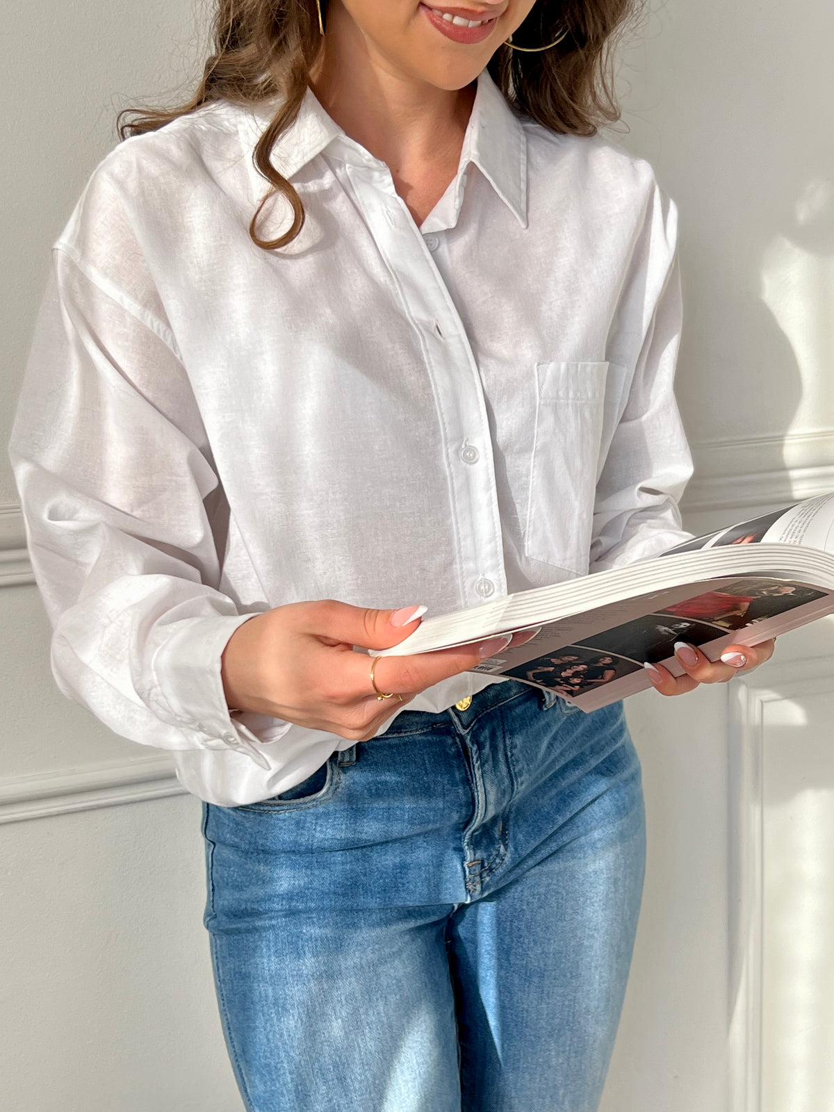 La chemise ÉNOLA est une pièce incontournable pour une tenue décontractée et élégante. Avec son coloris écrue et son col chemise, elle offre un style intemporel et polyvalent. Ses manches longues et ses boutons sur la longueur et aux manches apportent une touche de sophistication supplémentaire. Parfait pour toutes les occasions, cette chemise est un must-have pour être à la fois chic et confortable.