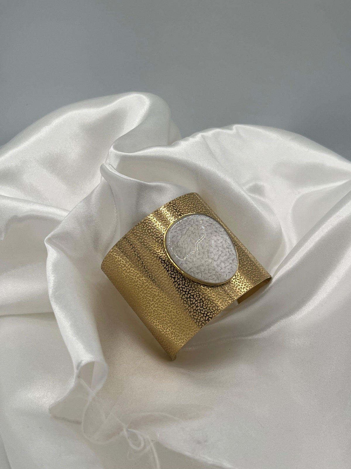 Bracelet jonc doré et écru : Iva - Loïcia