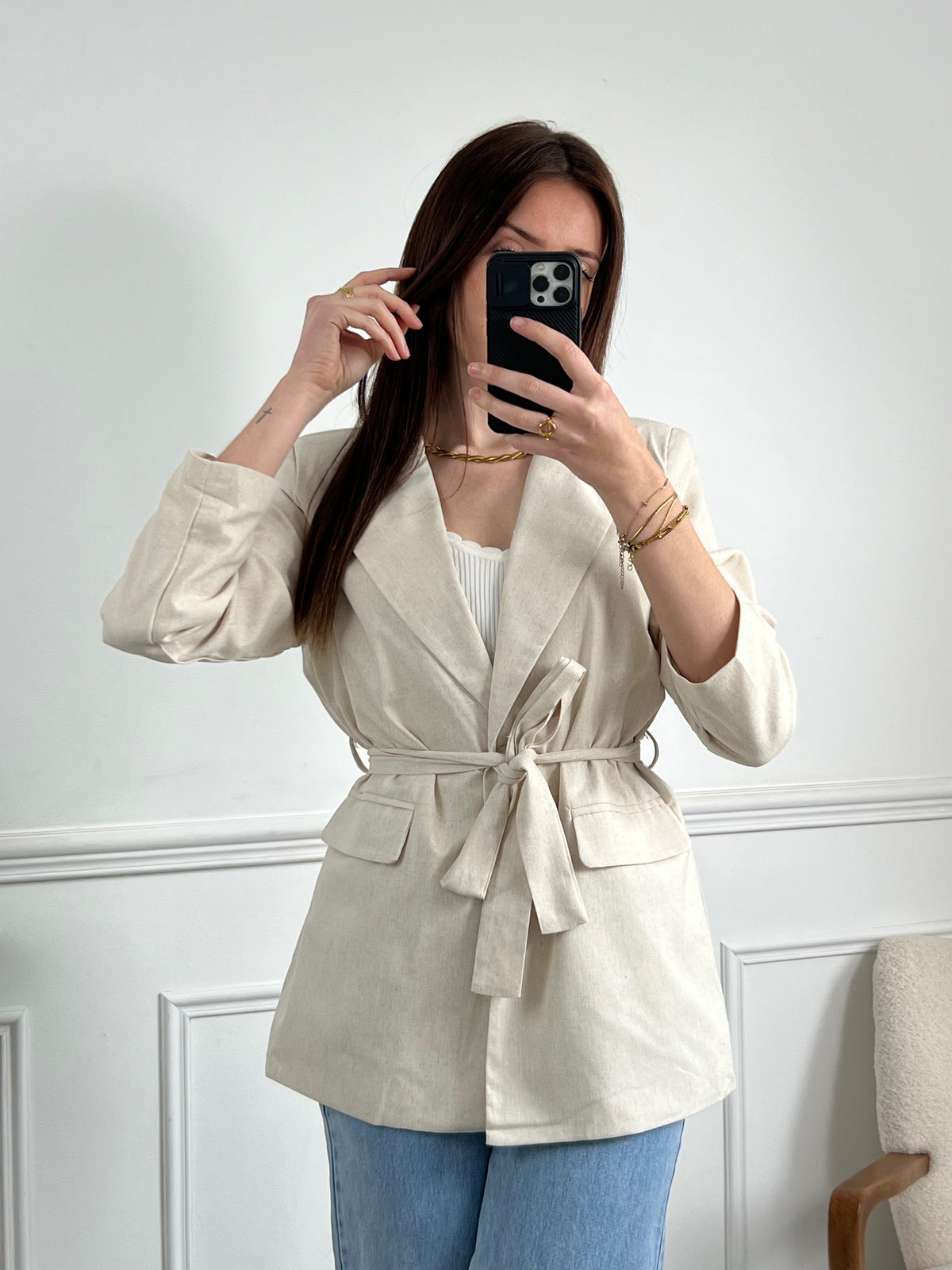 Optez pour un look chic et élégant avec notre blazer beige Salome pour femme ! Avec sa ceinture amovible et ses épaulettes, il mettra en valeur votre silhouette tout en vous offrant une allure sophistiquée. Doté d'un bouton et de 2 poches factices à l'avant, il est aussi pratique qu'élégant. Doublé pour un confort optimal, il apportera une touche tendance à votre tenue. À associer avec le pantalon Salome pour un look complet.