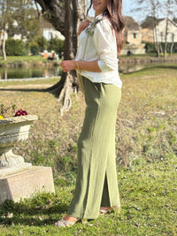 Amenez de la fraîcheur à votre garde-robe avec le pantalon kaki Elio. Sa coupe droite flatteuse et sa taille élastique offrent un confort optimal, tandis que ses 2 poches avant sont pratiques. Ajoutez une touche de style décontracté à votre tenue.
