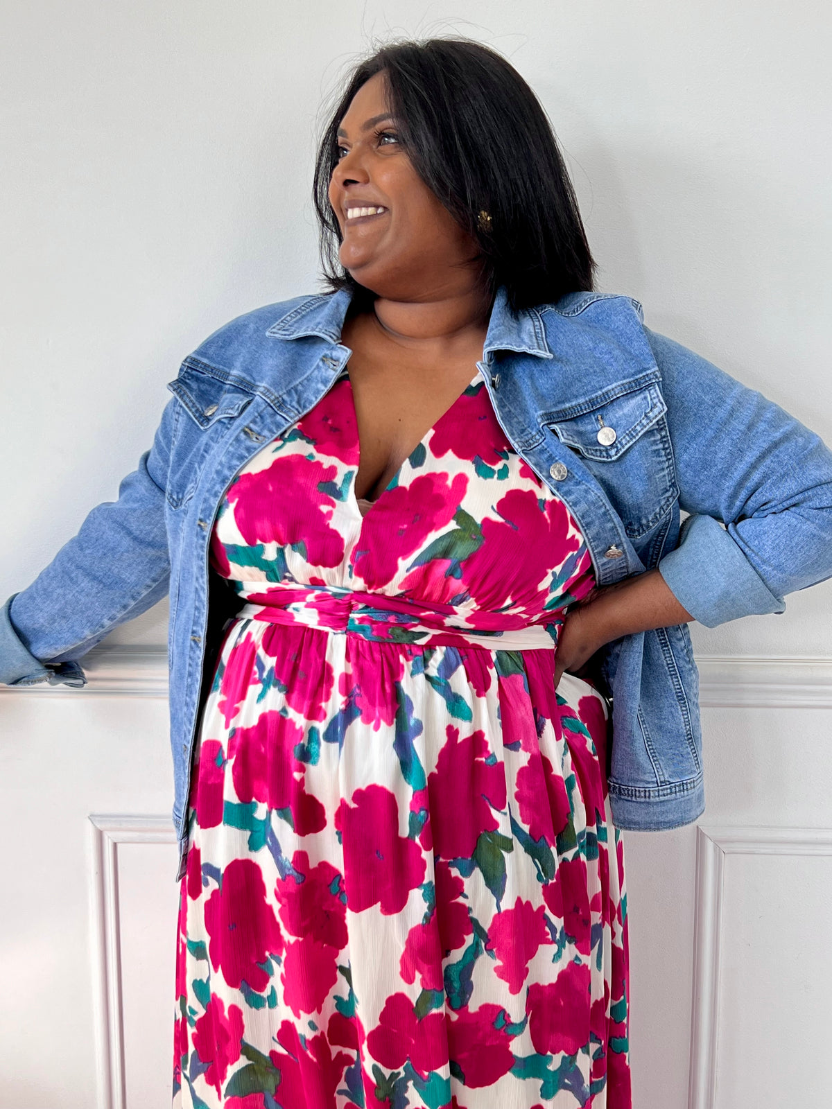 Restez au top de la mode avec notre Veste en jean bleu clair de grande taille "Mya" ! Avec ses manches longues, son col chemise et ses boutons sur la longueur et aux manches, cette veste vous offre un style décontracté mais tendance. Ses 2 poches latérales et 2 poches à la poitrine vous permettent de garder vos essentiels à portée de main. Soyez à l'aise et stylé avec Mya !