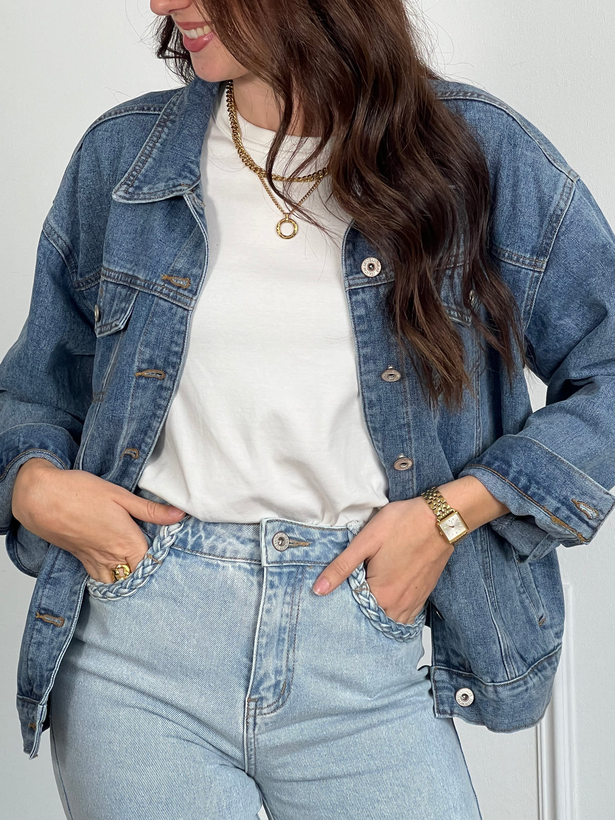 Cette veste en jean bleue Maina allie style et confort au quotidien. Dotée d’un col chemise classique, elle se ferme par des boutons sur toute la longueur ainsi qu’aux manches, pour un ajustement parfait.