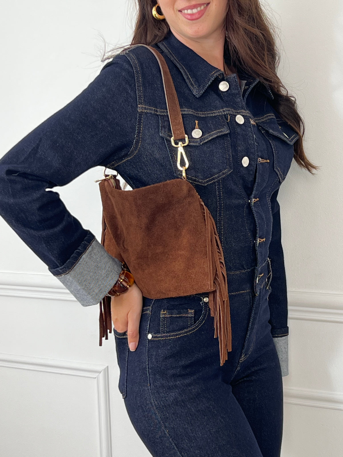La combinaison longue en jean brut : un classique indémodable qui allonge la silhouette et se porte aussi bien casual qu’élégante. Confort et style réunis en une seule pièce.