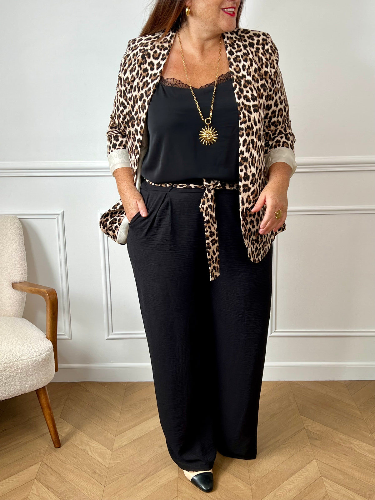 Blazer à motifs léopard grande taille pour femme, élégant et tendance. Manches longues avec épaulettes structurées, deux poches factices sur le devant. Doublé pour un tombé parfait. Couleurs modernes : noir, taupe, camel et beige