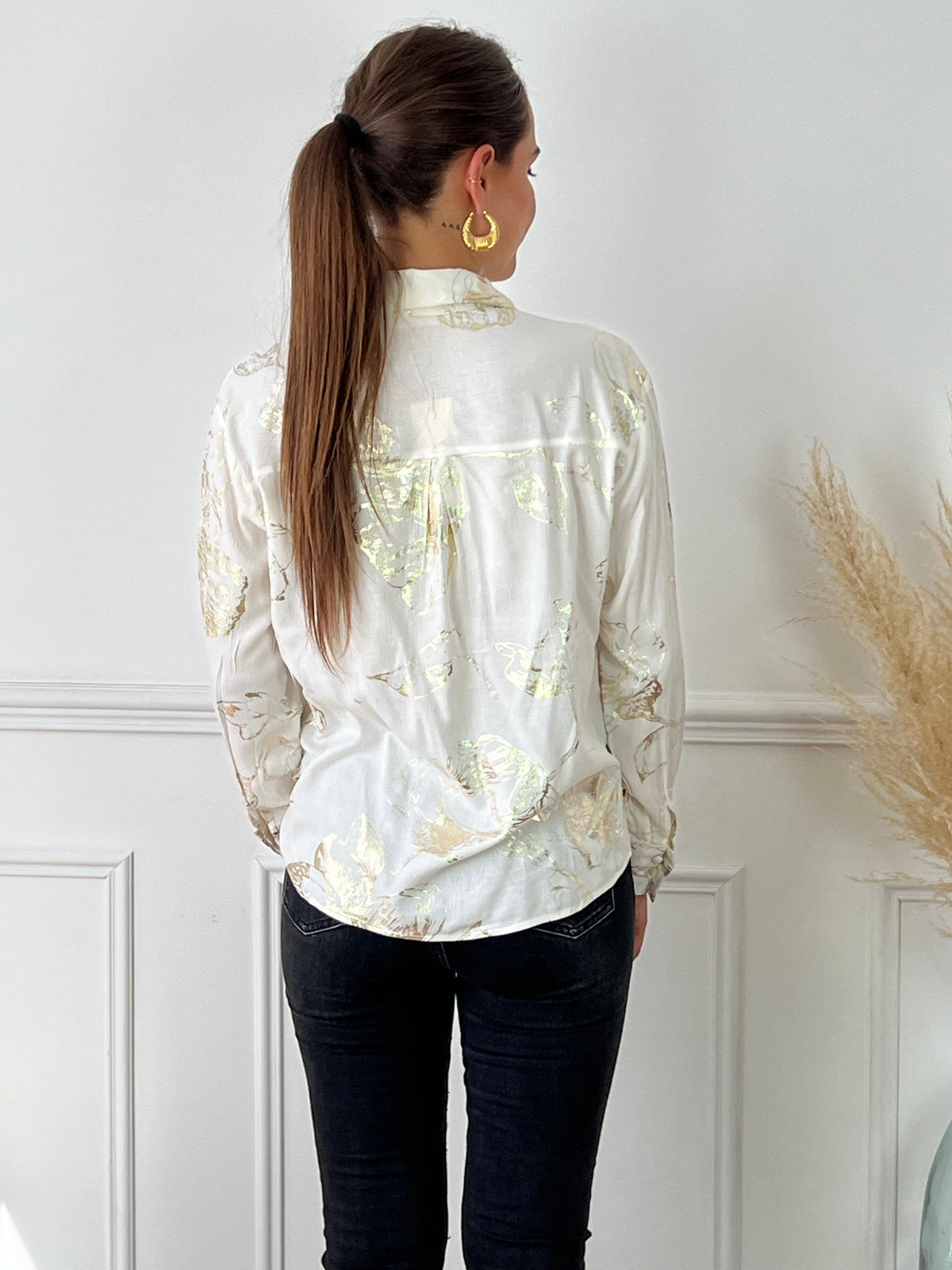 Chemise écrue et détails dorée légère femme Chemise manches longues Boutons sur la longueur Détails motifs brillants dorés Couleur : écru et doré Composition : 100% Viscose Lavage à la main obligatoire Made in P.R.C