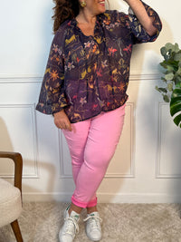 Ce pantalon stretch rose allie confort et style. Sa taille élastique et sa ceinture amovible offrent un ajustement parfait. Avec sa coupe fluide, ses poches pratiques et son tissu extensible, il flatte toutes les silhouettes et s’adapte à toutes vos envies, chic ou décontractées.