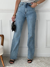 Découvrez le confort et l'élégance avec notre jean bleu pour femmes. Avec sa taille haute et sa coupe droite, il mettra en valeur votre silhouette. Pratique avec ses 2 poches latérales et 2 poches à l'arrière, il est aussi doté de passants pour ceinture. Son ourlet effiloché apporte une touche tendance.
