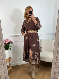 Robe longue marron élégante, mise en valeur par de délicats motifs brodés beiges qui lui apportent charme et raffinement.