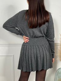 Jupe grise courte plissée femme
Courte&nbsp;
Elastique et resserrée à la taille
Effet plissée&nbsp;
Couleurs : gris