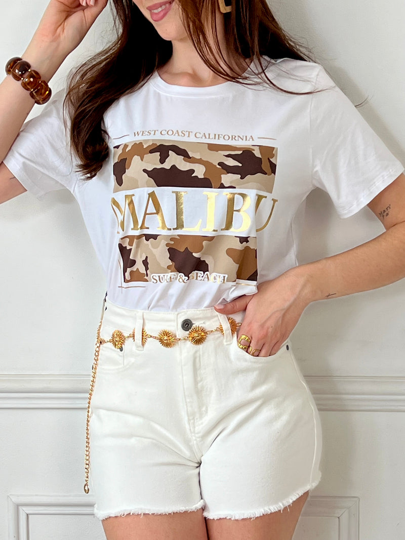 Allure casual et détails tendance pour ce short écru à l'effet effiloché. Sa coupe décontractée et sa finition frangée apportent une touche cool et estivale, parfaite pour des looks simples mais stylés au quotidien.