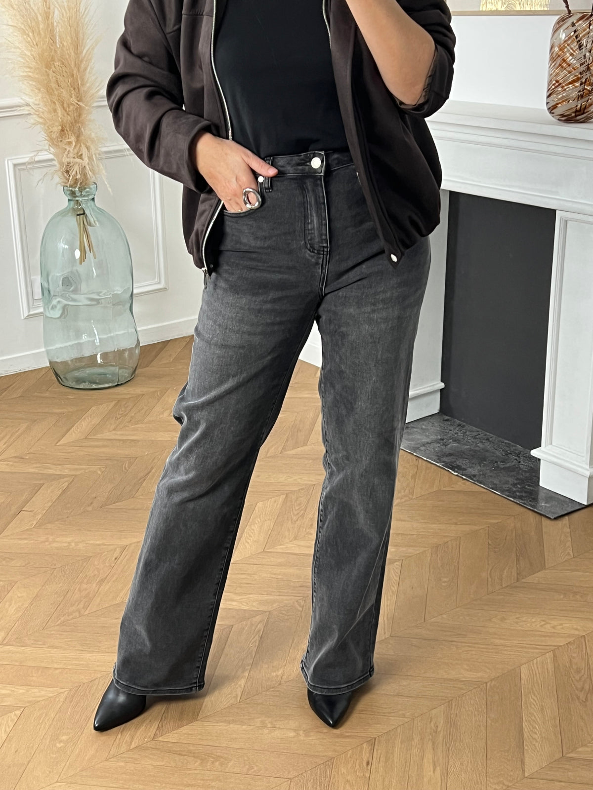 Ce jean gris wide leg Tall est spécialement conçu pour les femmes grandes, offrant une coupe élégante et confortable. Il dispose de deux poches à l'avant et à l'arrière pour ranger vos essentiels, ainsi qu'une fermeture éclair avec bouton pour un ajustement facile.&nbsp;