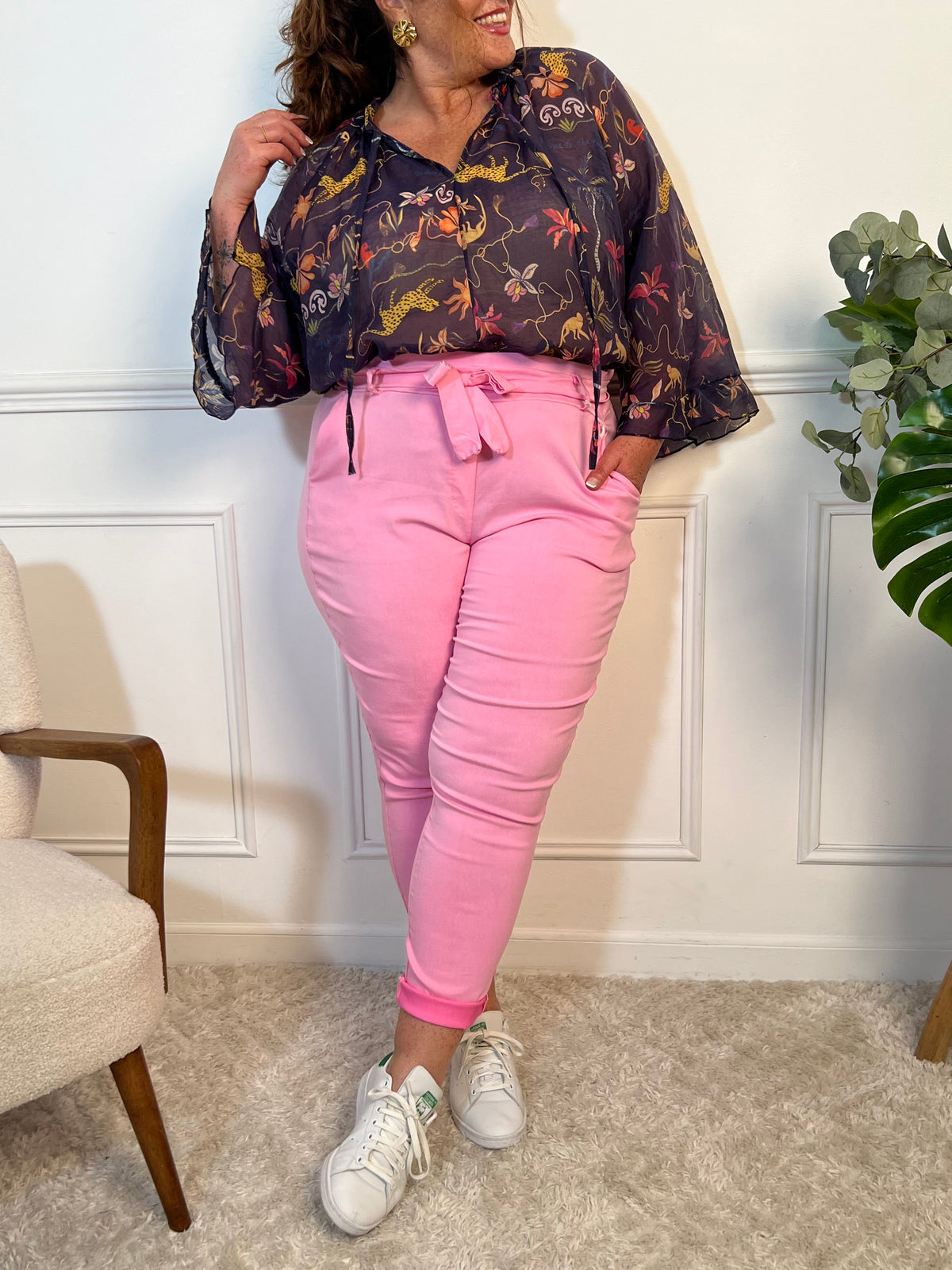 Ce pantalon stretch rose allie confort et style. Sa taille élastique et sa ceinture amovible offrent un ajustement parfait. Avec sa coupe fluide, ses poches pratiques et son tissu extensible, il flatte toutes les silhouettes et s’adapte à toutes vos envies, chic ou décontractées.