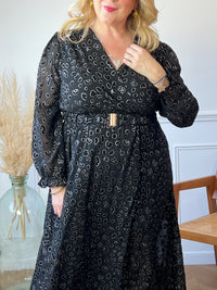 Découvrez notre robe longue noire à motifs pour femme "Kassia". Avec son imprimé léopard, cette robe ajoutera une touche de style et de sophistication à n'importe quelle tenue. Confortable et élégante, cette robe est parfaite pour toutes les occasions. Ajoutez-la à votre collection dès aujourd'hui !