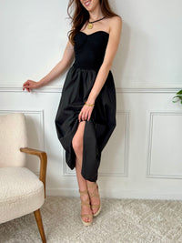 Cette robe longue Belina allie élégance et confort grâce à son haut en broderie doublée et son col bandeau délicat. Conçue en deux matières, elle offre une silhouette fluide et féminine, tandis que ses poches latérales pratiques ajoutent une touche fonctionnelle. Sa couleur noire intemporelle en fait une pièce polyvalente.